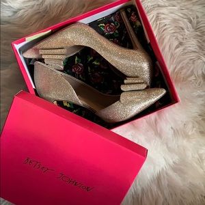Gold glitter Betsy Johnson heels